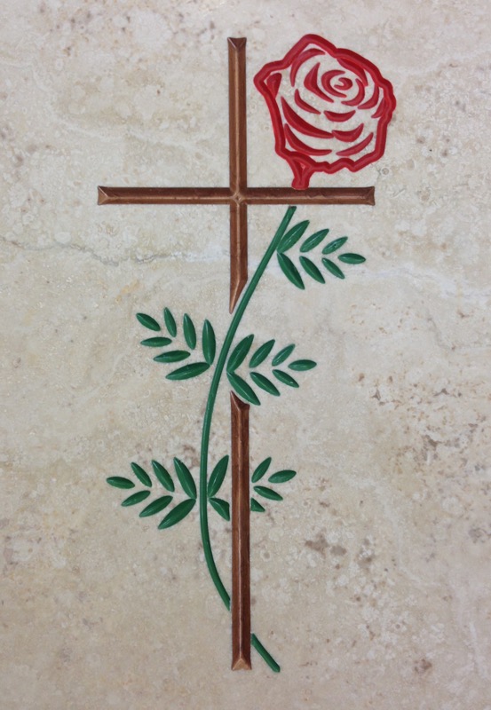 croce con rosa incisa INCISIONI E BASSORILIEVO